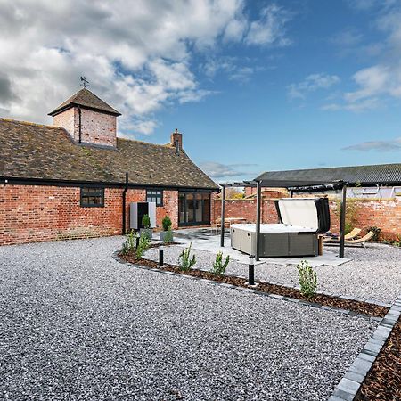 Villa Pigeon House - Unique Barn With Private Garden, Hot Tub And Wood Burner à Shrewsbury Extérieur photo