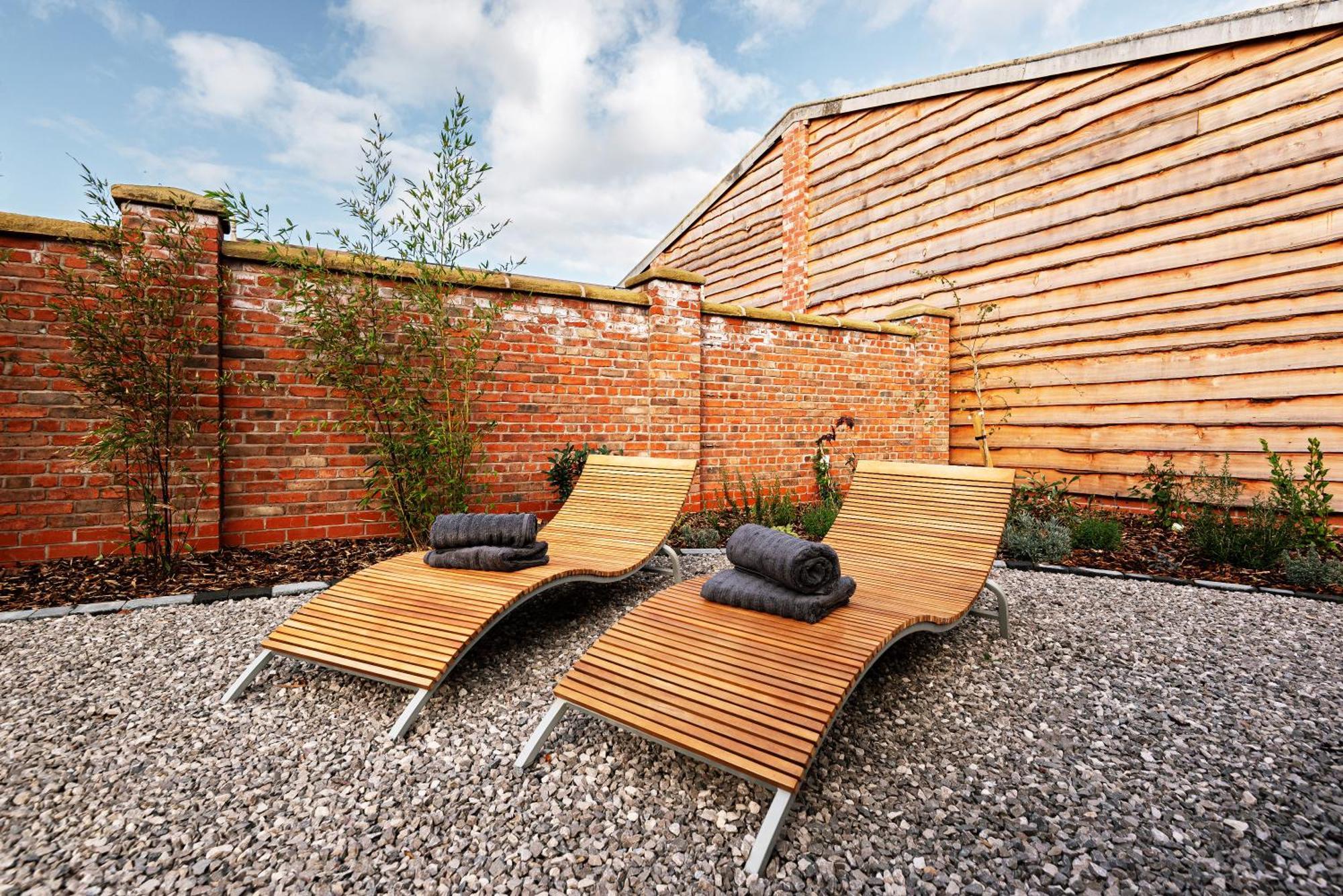 Villa Pigeon House - Unique Barn With Private Garden, Hot Tub And Wood Burner à Shrewsbury Extérieur photo