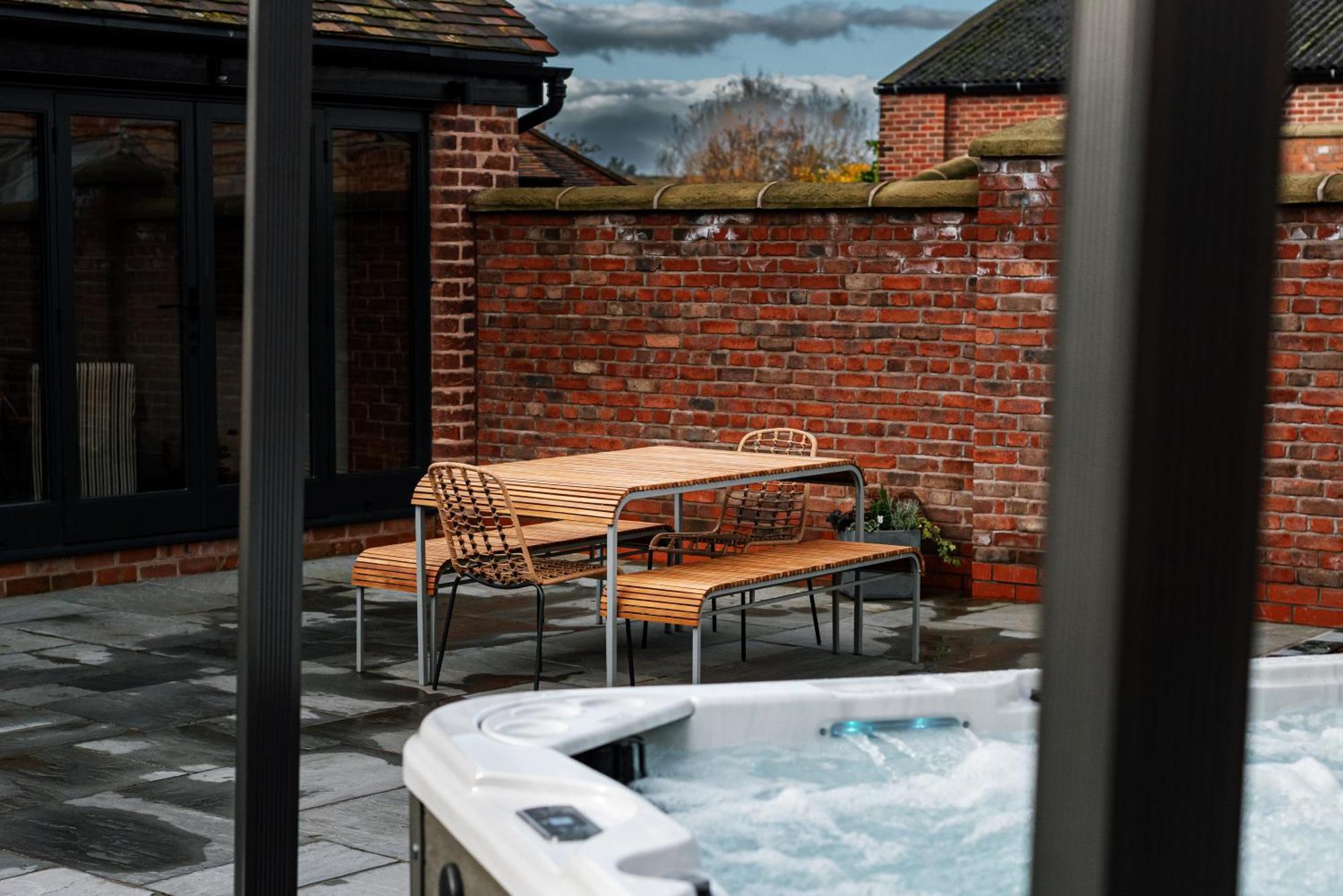 Villa Pigeon House - Unique Barn With Private Garden, Hot Tub And Wood Burner à Shrewsbury Extérieur photo