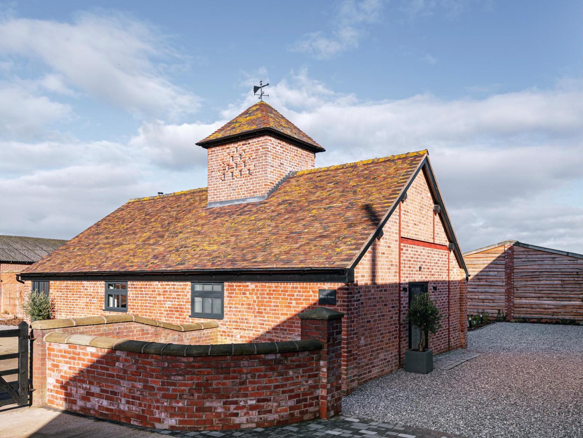Villa Pigeon House - Unique Barn With Private Garden, Hot Tub And Wood Burner à Shrewsbury Extérieur photo